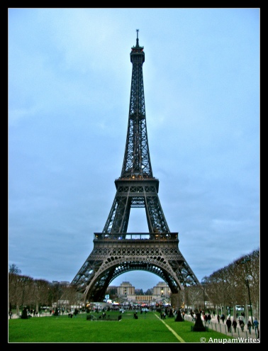 La Tour Eiffel from Pl. Jacques Rueff