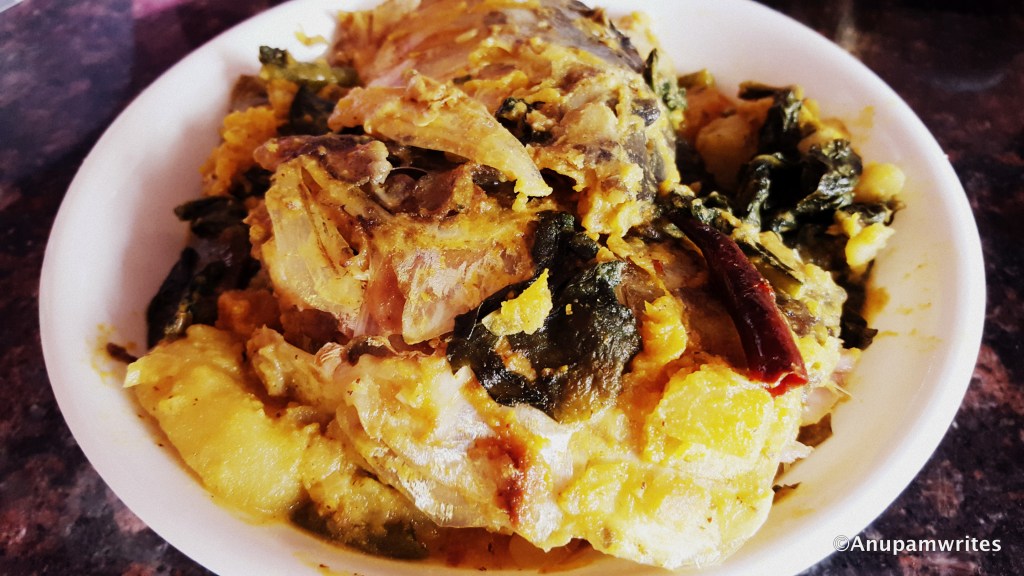 Ilish macher matha diye pui-saag charchari